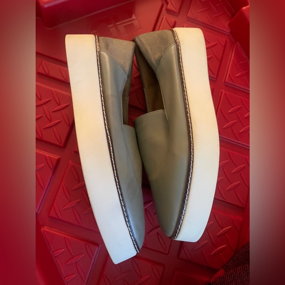 Nordstrom Rack Womens Gray Narrow Leather Loafer Flats Shoes Size 7M - Picture 2 of 3